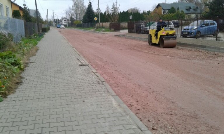 Na zdjęciu ul. Trzcińska, pracownik jedzie na walcu i ubija podkład pod nawierzchnię asfaltową