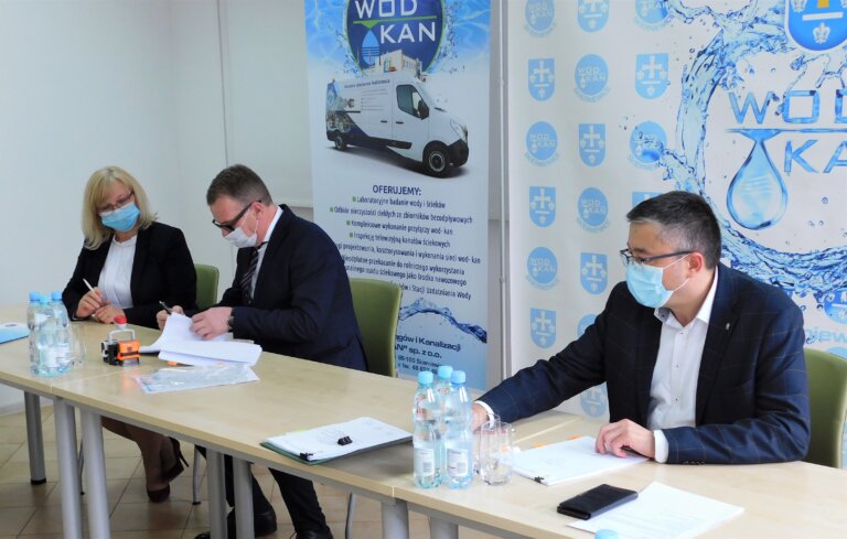 Na zdjęciu przedstawiciele Zakładu Wociągów i Kanalizacji WOD-KAN Dyrektor ds. ekonomicznych Jolanta Gajda, Prezes Zarządu Jacek Pełka, podpisujący umowę, po prawej stronie Zastępcę Prezesa Zarządu Narodowego Funduszu Ochrony Środowiska i Gospodarki Wodnej - Artura Michalskiego, w tle roll up z logo wodkan i kamerowozem