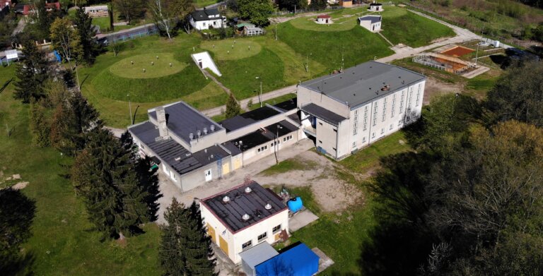 zdjęcie z drona Stacji Uzdatniania Wody, w tle budynek onbok studnia i teren zielony Stacji Uzdatniania Wody na ul. Waryńskiego w Skierniewicach