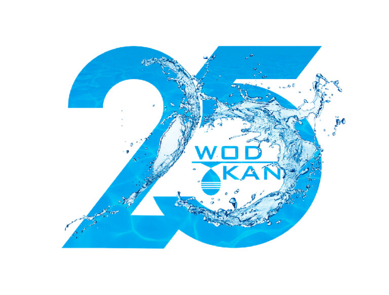 Na zdjęciu niebieska cyfra 25 a w niej napis WOD-KAN z niebieską falką rozlaną na cyfry