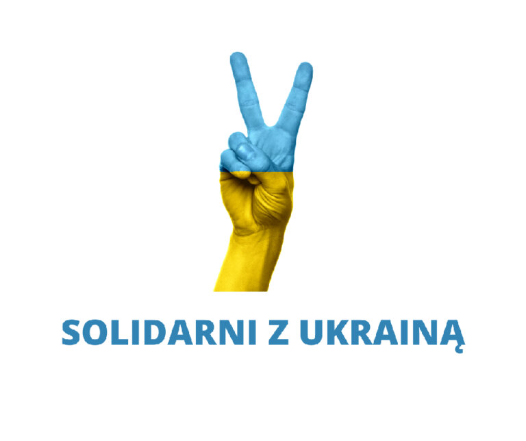 Na zdjęciu ręka pomalowane na niebiesko żółto z podniesionymi dwoma palcami na znak jedności. Pod ręką napis Solidarni z Ukrainą