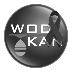 Czarne logo WOD-KAN z przeczepiona czarną wstążką żałobną